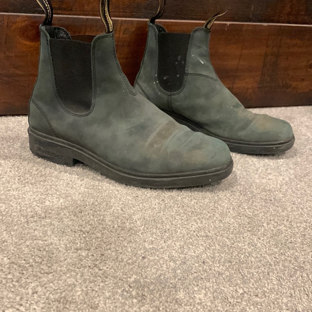 Black blundstone boot